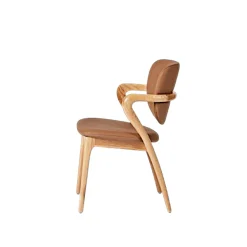 Chaise en cuir marron, accoudoirs bois clair ALDER