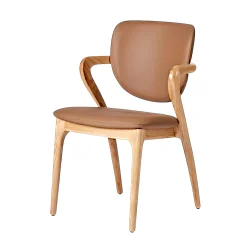 Chaise en cuir marron, accoudoirs bois clair ALDER