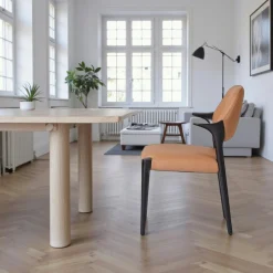 Chaise en cuir marron design, accoudoirs bois noir ALDER