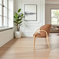 Chaise en cuir marron dos rond accoudoirs bois clair ALDER