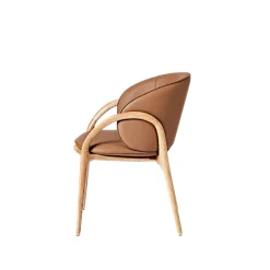 Chaise en cuir marron dos rond accoudoirs bois clair ALDER
