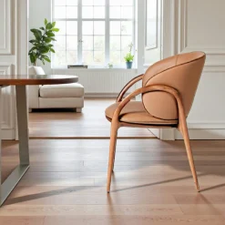 Chaise en cuir marron dos rond accoudoirs bois brun ALDER