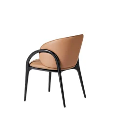 Chaise en cuir marron dos rond accoudoirs bois noir ALDER