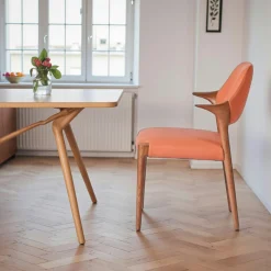 Chaise en cuir rouille design, accoudoirs bois brun ALDER