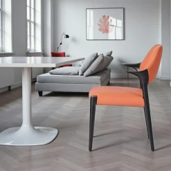 Chaise en cuir rouille design, accoudoirs bois noir ALDER