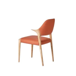 Chaise en cuir rouille design, accoudoirs bois clair ALDER