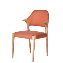 Chaise en cuir rouille design, accoudoirs bois clair ALDER
