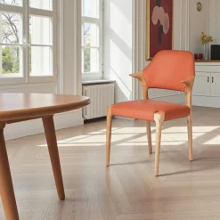 Chaise en cuir rouille design, accoudoirs bois clair ALDER