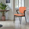 Chaise en cuir terracotta, accoudoirs bois noir ALDER