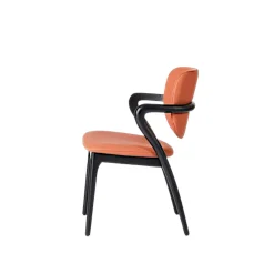 Chaise en cuir terracotta, accoudoirs bois noir ALDER
