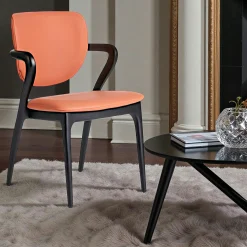 Chaise en cuir terracotta, accoudoirs bois noir ALDER