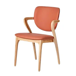 Chaise en cuir terracotta, accoudoirs bois clair ALDER