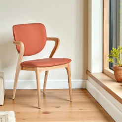 Chaise en cuir terracotta, accoudoirs bois clair ALDER