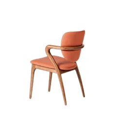 Chaise en cuir terracotta, accoudoirs bois brun ALDER