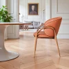 Chaise en cuir terracotta dos rond accoudoirs bois brun ALDER