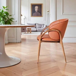 Chaise en cuir terracotta dos rond accoudoirs bois brun ALDER