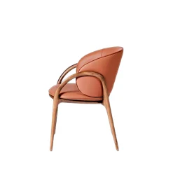 Chaise en cuir terracotta dos rond accoudoirs bois brun ALDER