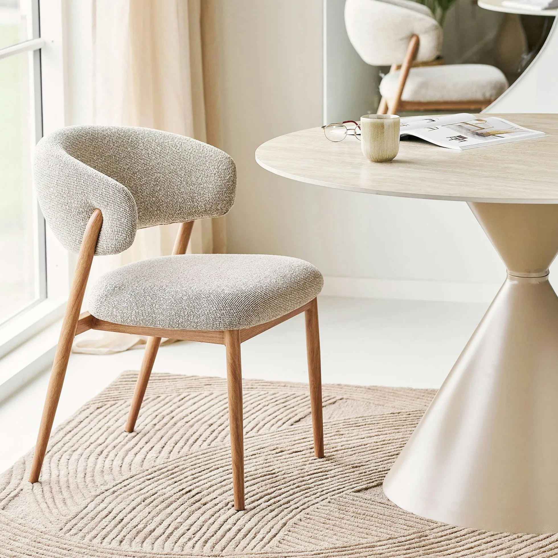 Chaise en tissu polyester sable, structure bois clair (lot de 2) WINO