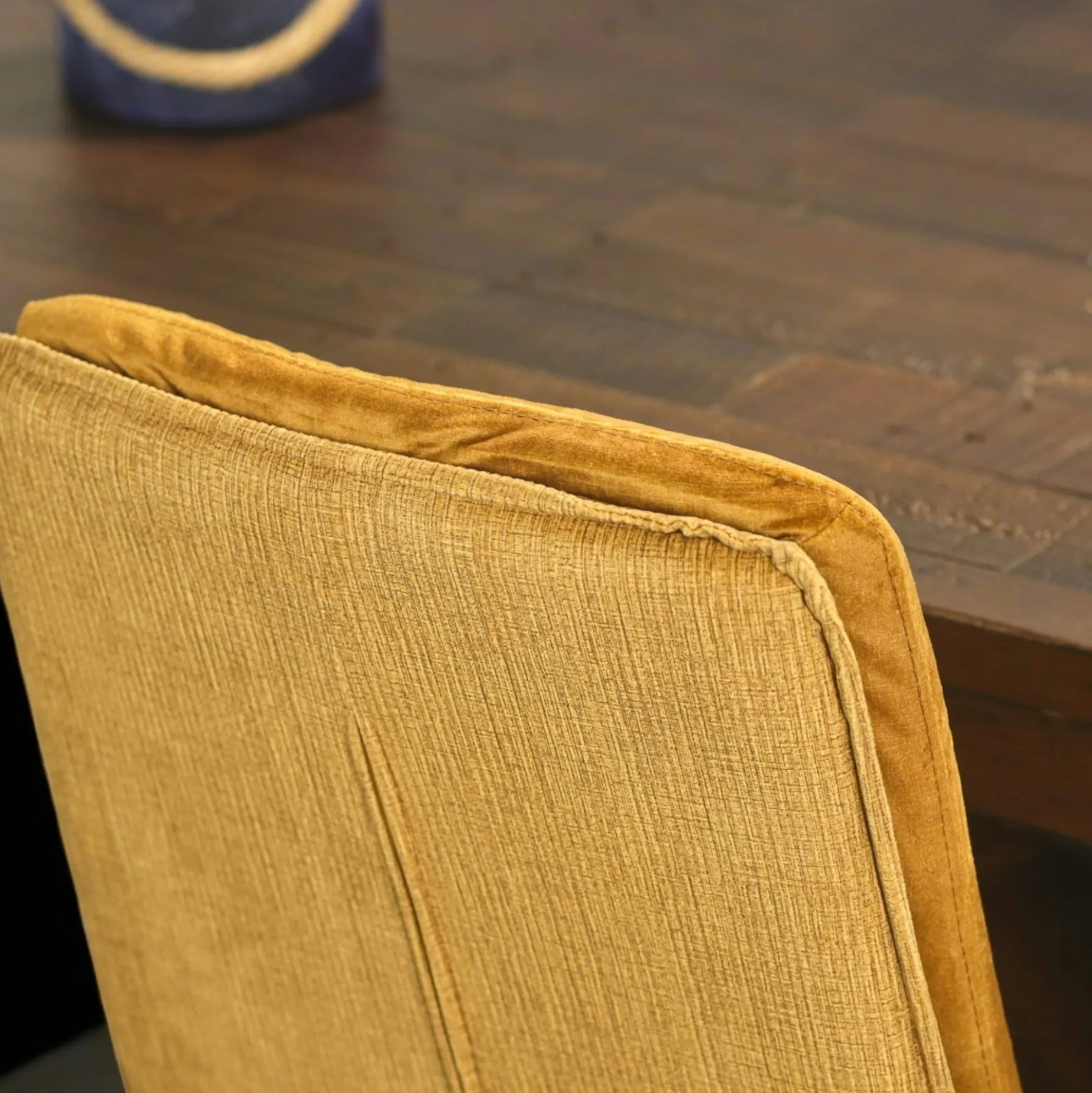 Chaise en velours doré à double coussinage (lot de 2) OKA