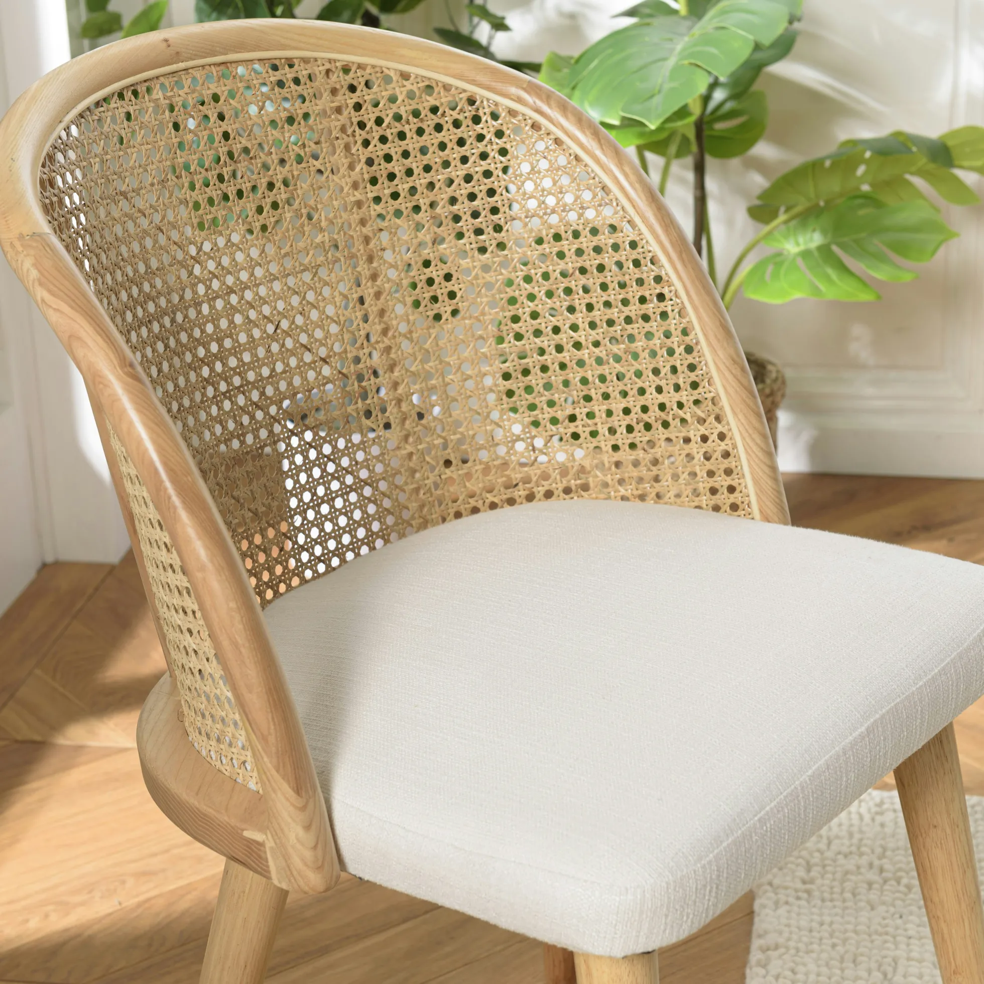 Chaise exotique dossier rond cannage assise tissu blanc TIM