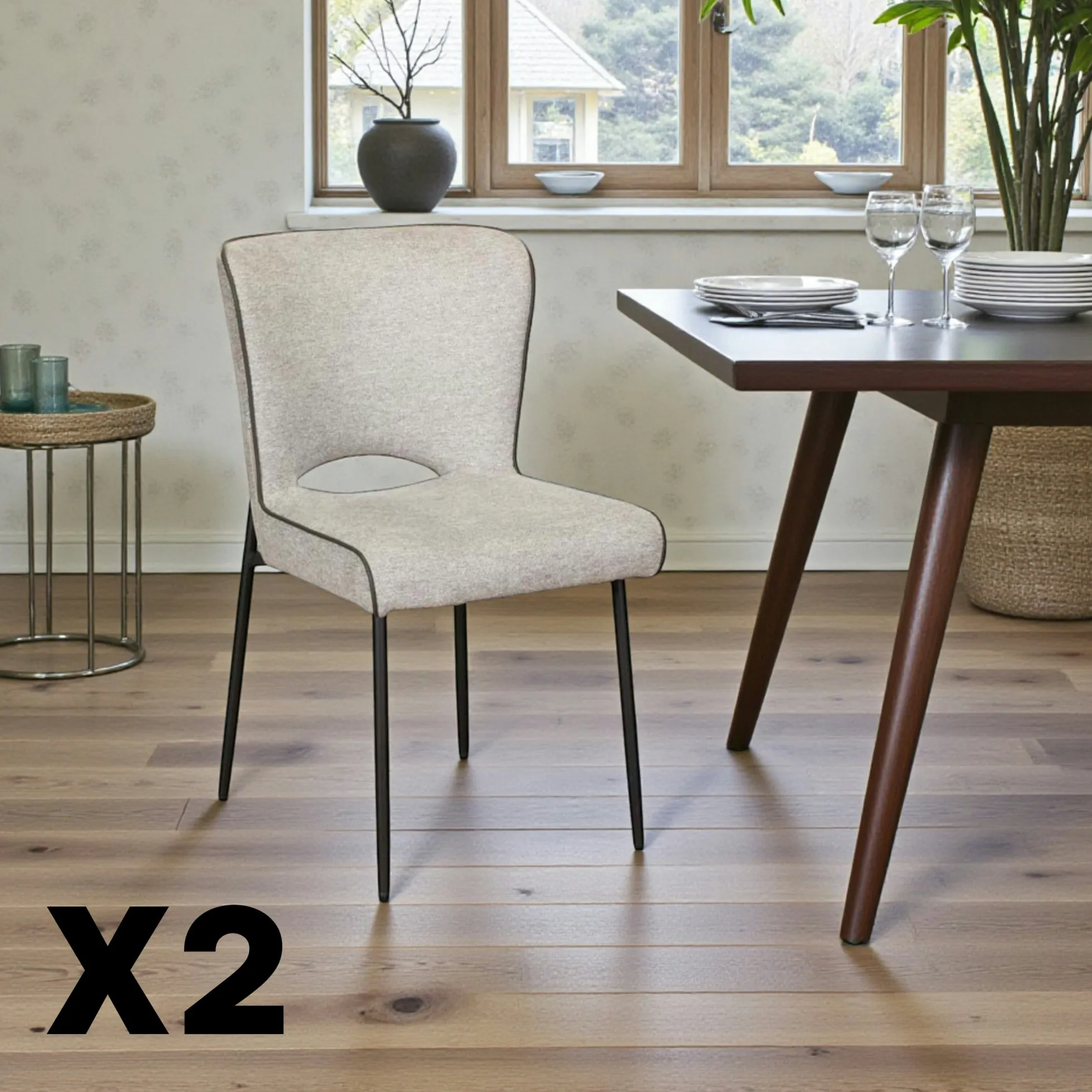 Chaise gris clair dos ajouré et passepoil (lot de 2) OKA