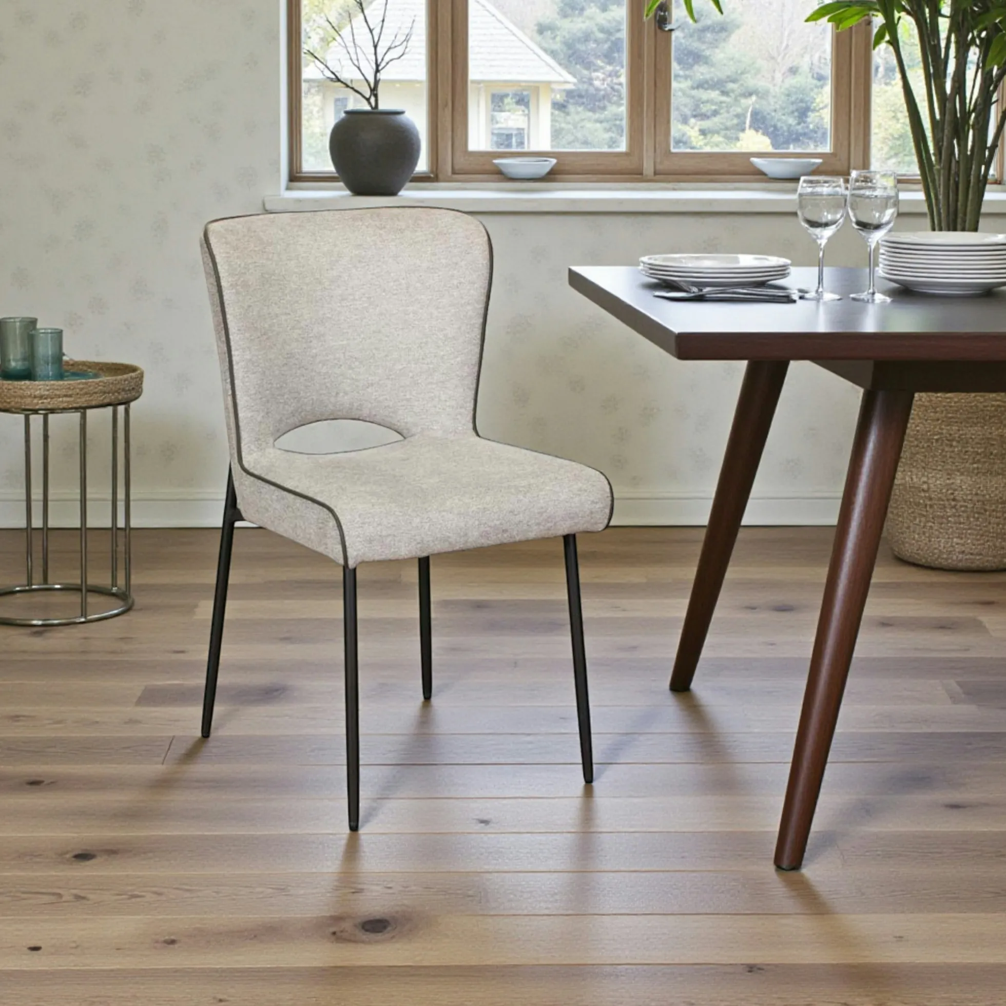 Chaise gris clair dos ajouré et passepoil (lot de 2) OKA