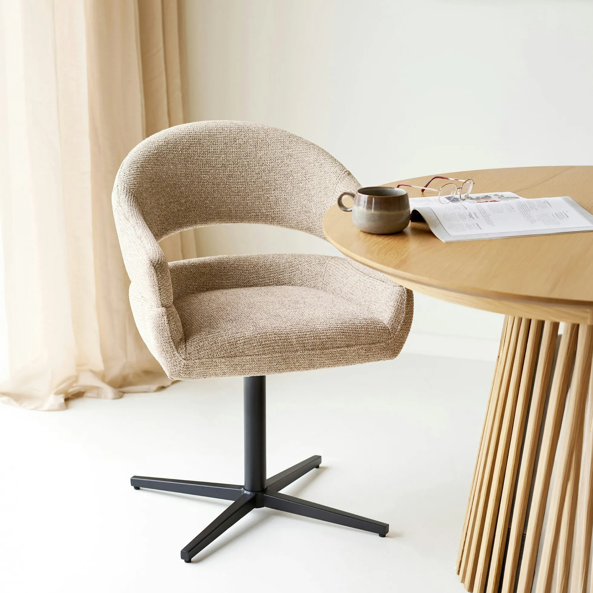 Chaise pivotante beige design avec pied noir (lot de 2) MONTREUX