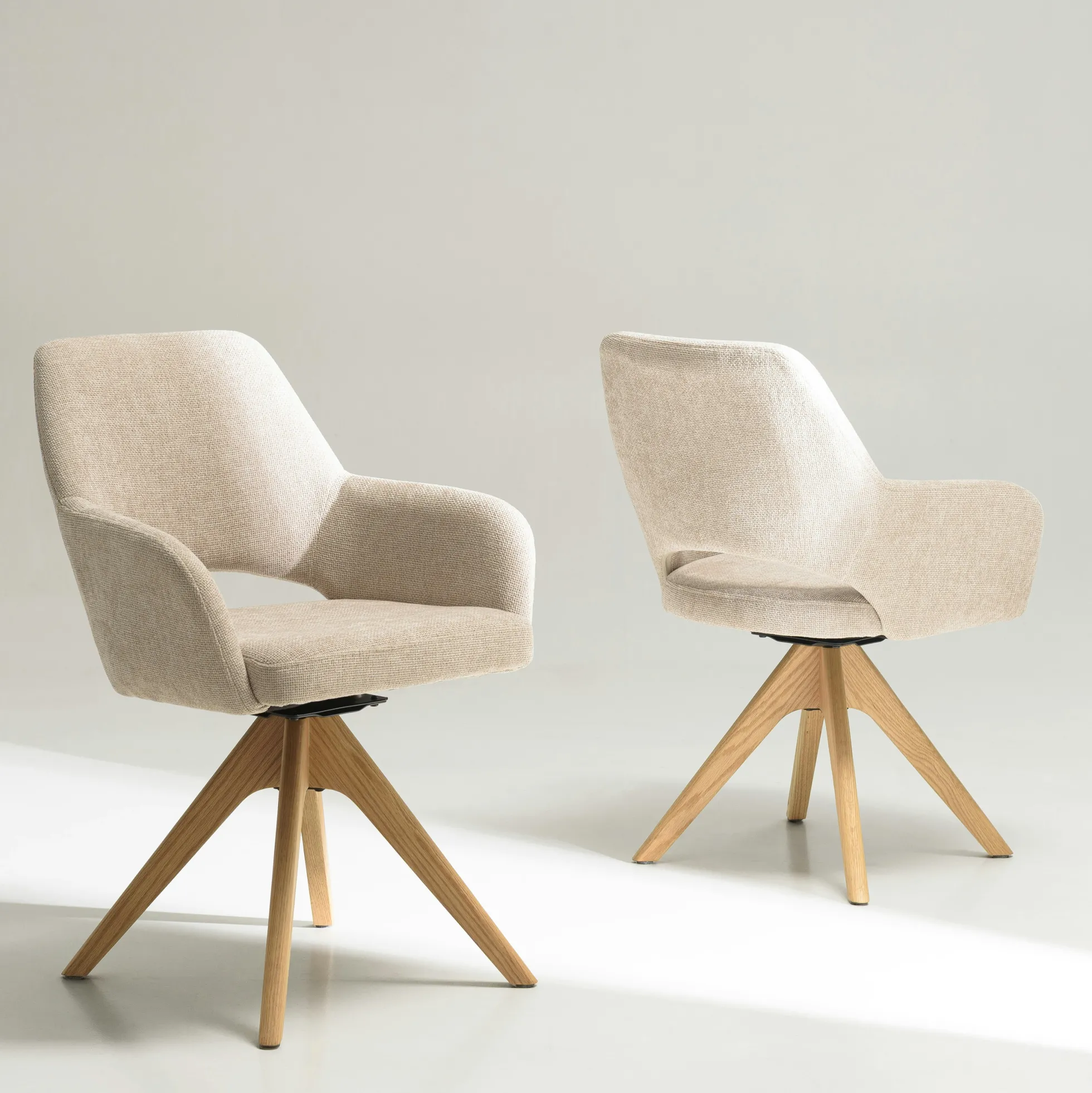 Chaise pivotante beige dossier droit - pieds bois LINEA