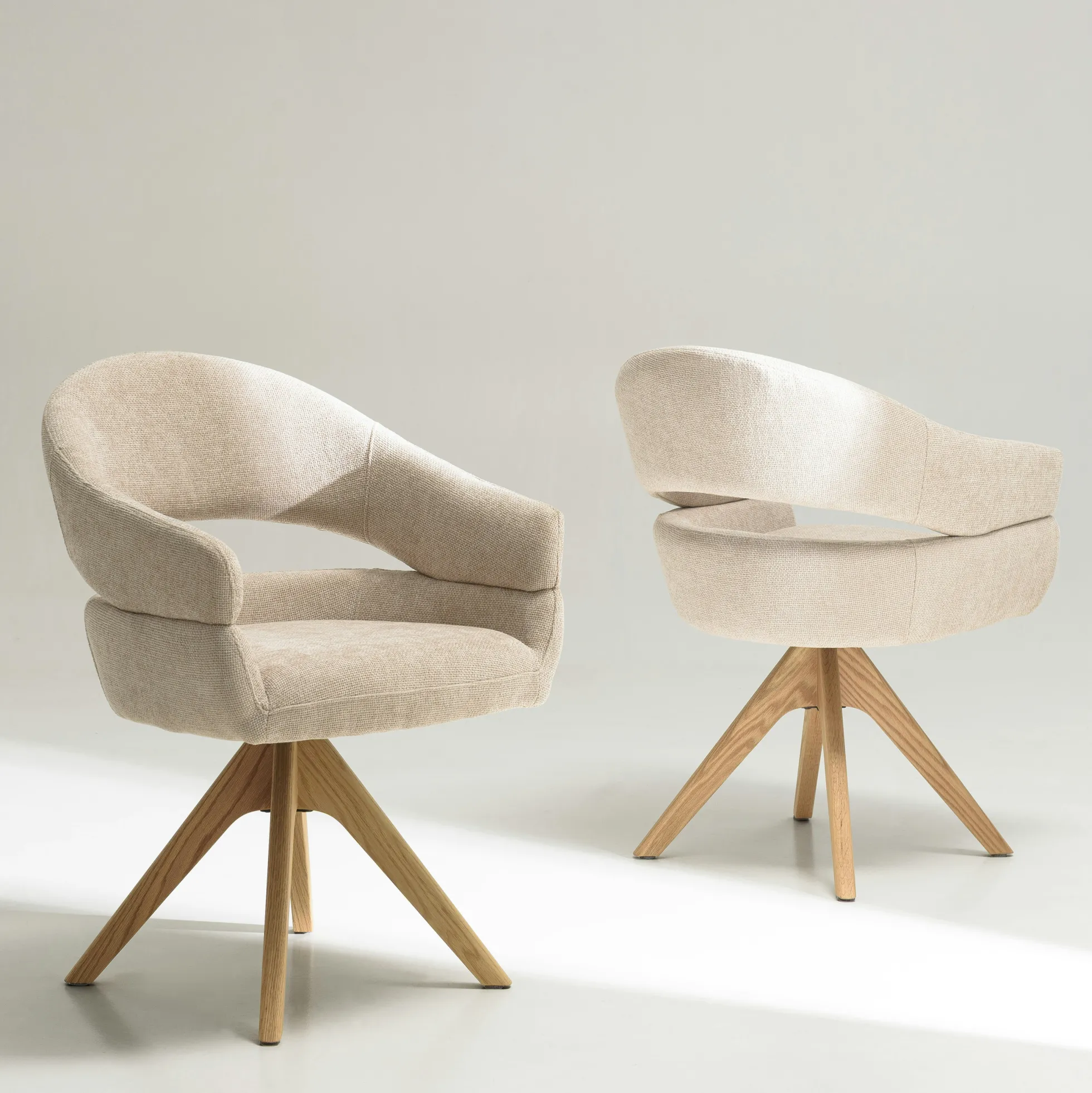 Chaise pivotante beige - pieds bois LINEA