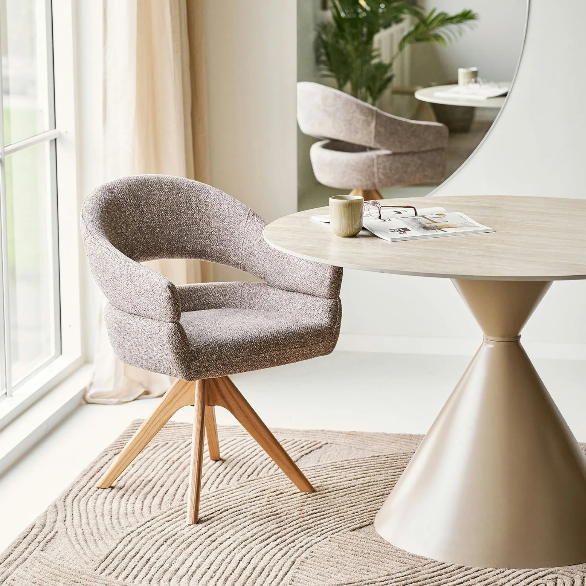 Chaise pivotante brune design avec pied chêne (lot de 2) MONTREUX
