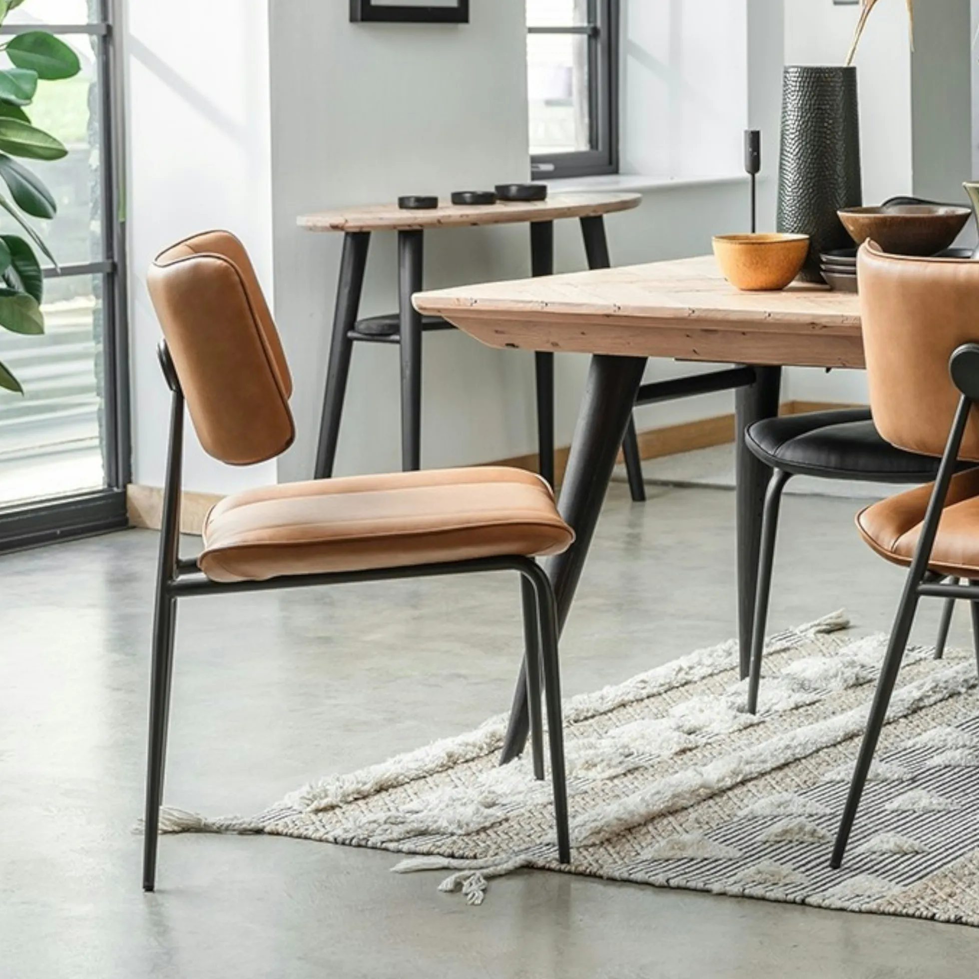 Chaise salle à manger camel, décor bouton métal (lot de 2) OKA