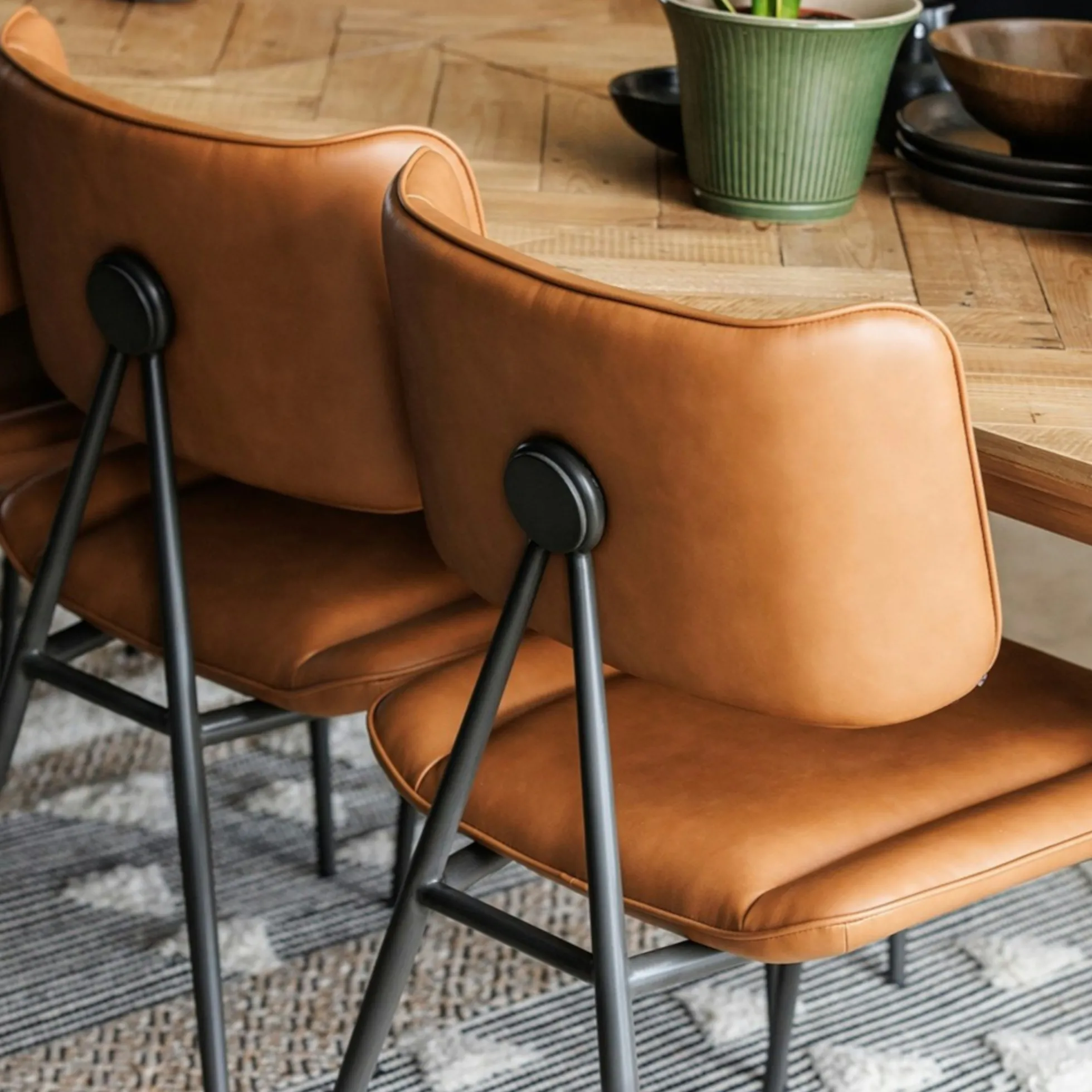 Chaise salle à manger camel, décor bouton métal (lot de 2) OKA