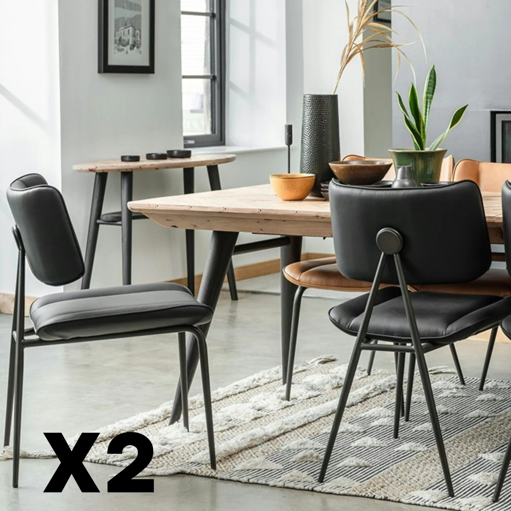 Chaise salle à manger noire, décor bouton métal (lot de 2) OKA