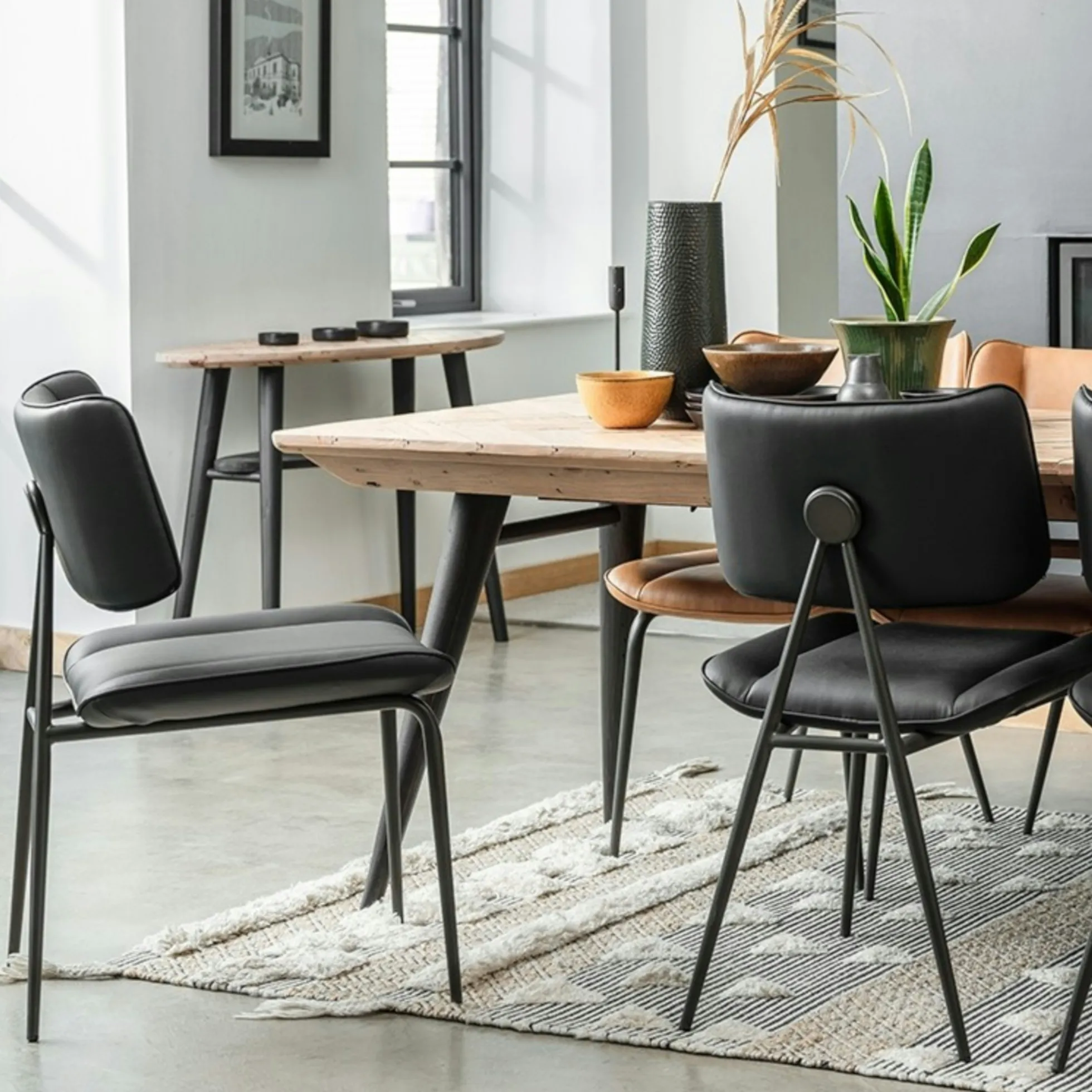 Chaise salle à manger noire, décor bouton métal (lot de 2) OKA
