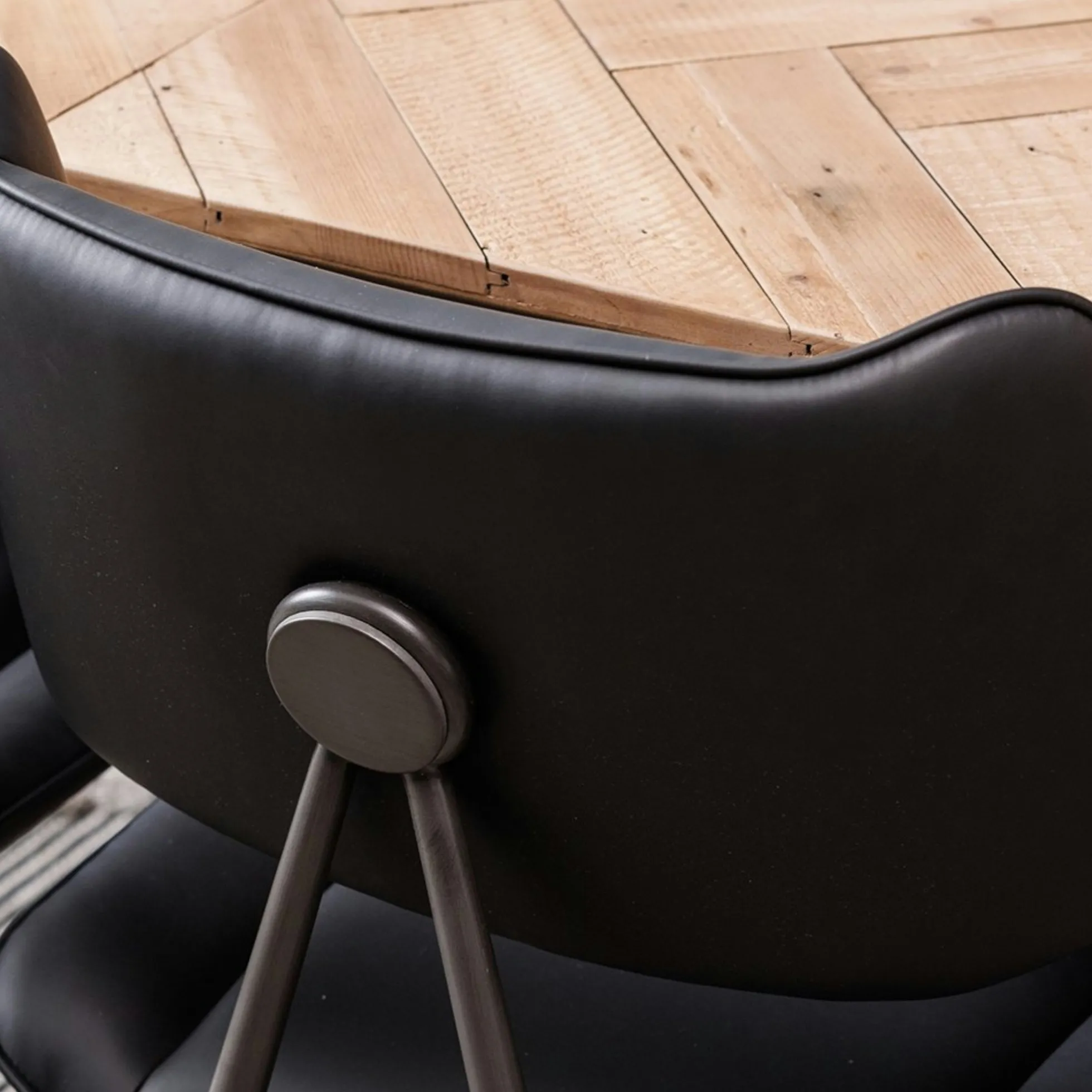Chaise salle à manger noire, décor bouton métal (lot de 2) OKA