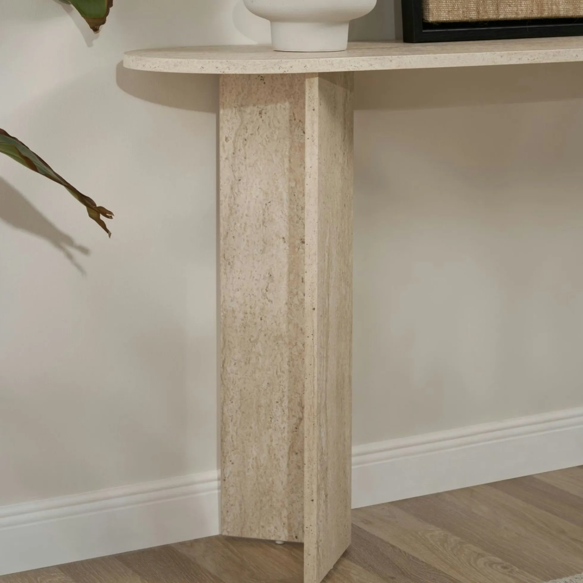Console de salon ovale effet travertin - pieds en V MARFA