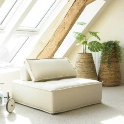 Fauteuil chauffeuse tissu capitonné beige avec coussin