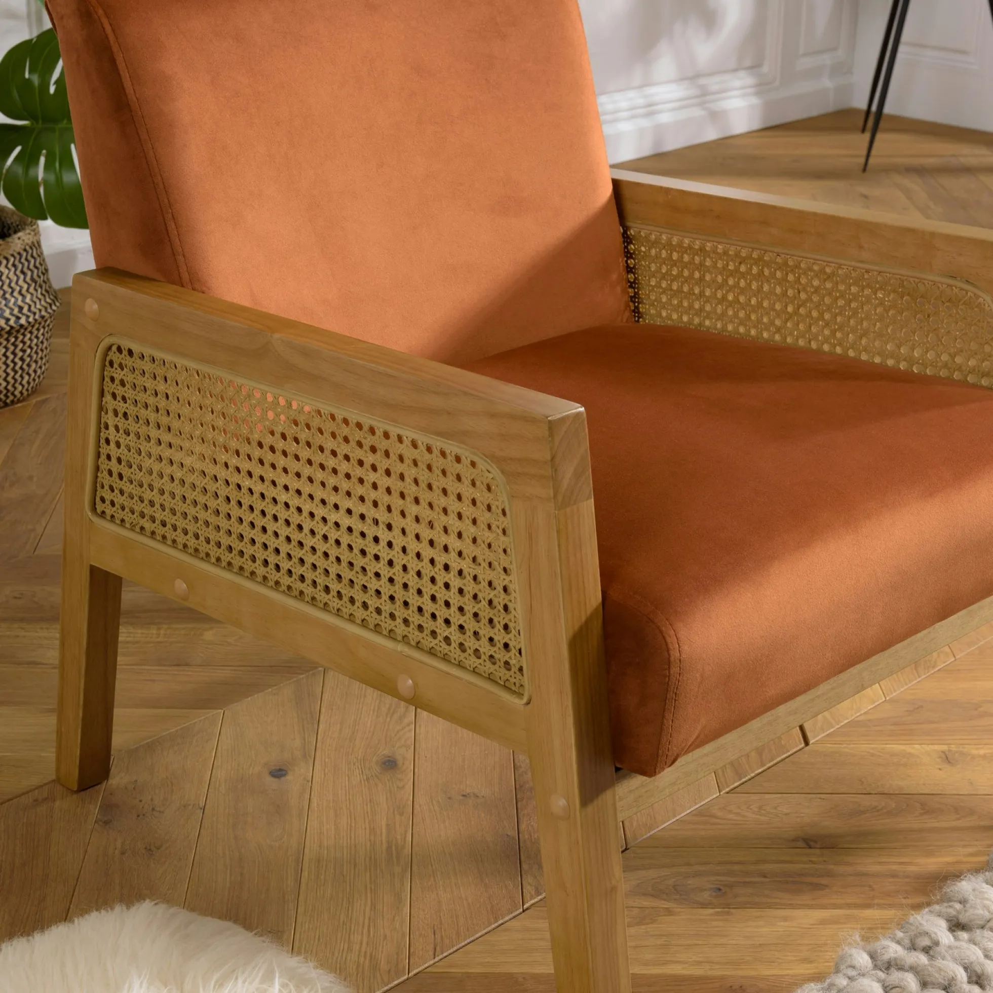 Fauteuil de chambre en cannage et velours rouille TIM