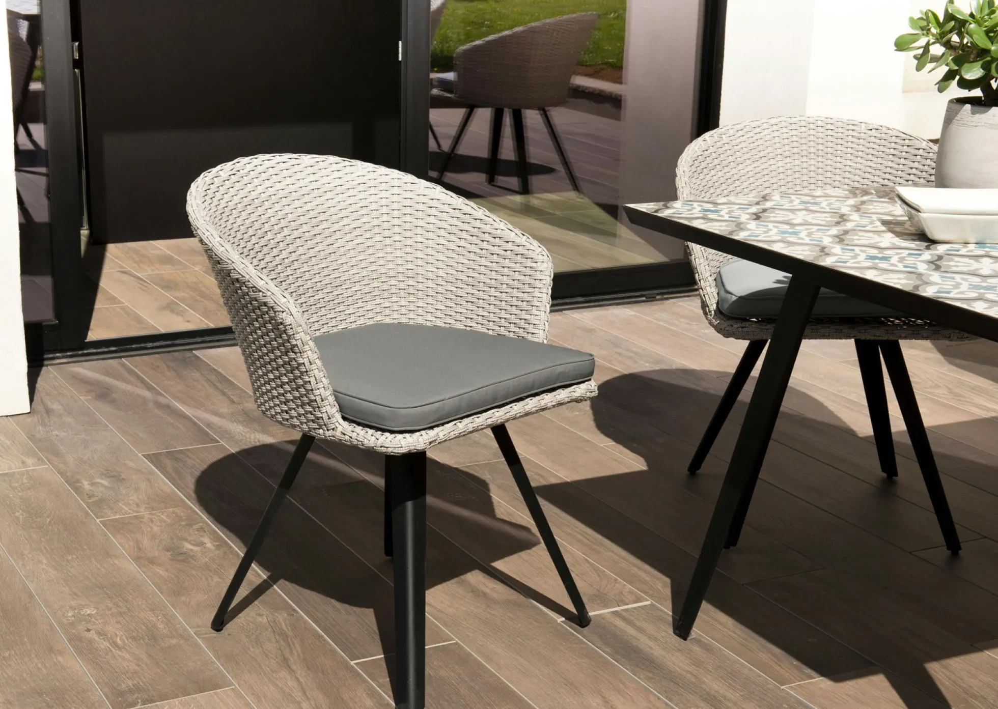 Fauteuil de jardin en résine tressée couleur grise coussin gris DETROIT