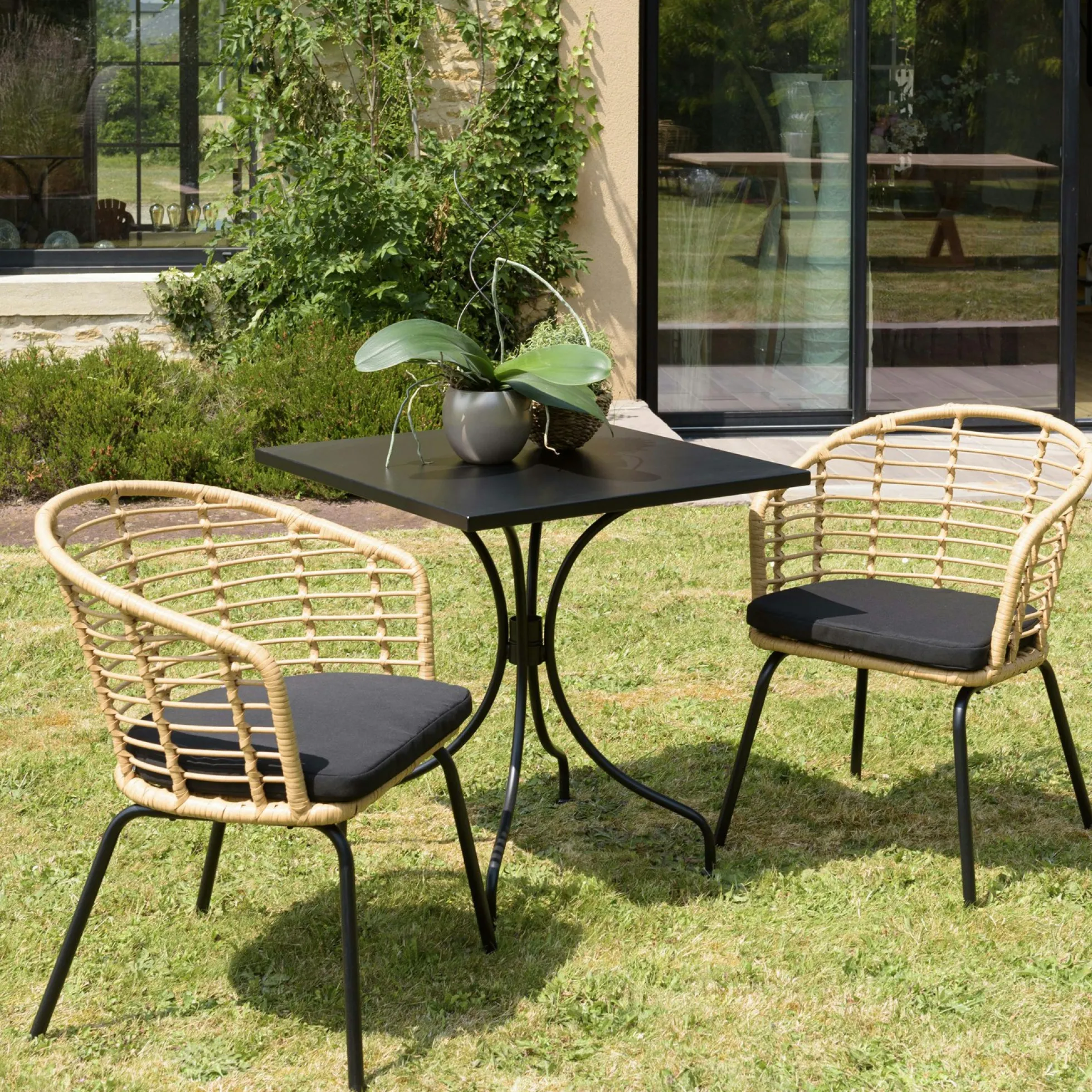 Fauteuil de jardin rotin synthétique ajouré couleur naturelle avec coussin noir (lot de 2) GIJON