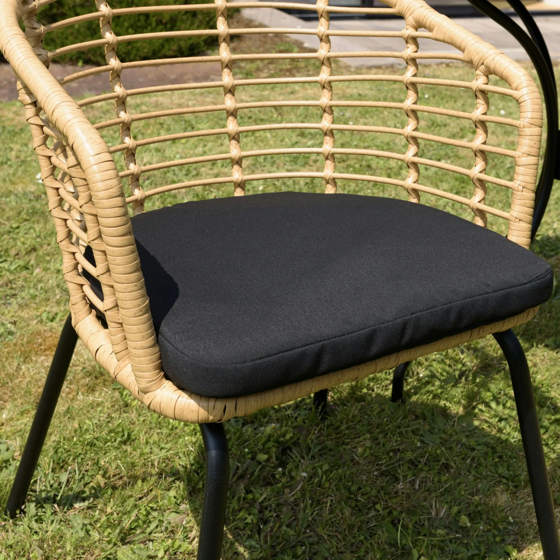Fauteuil de jardin rotin synthétique ajouré couleur naturelle avec coussin noir (lot de 2) GIJON
