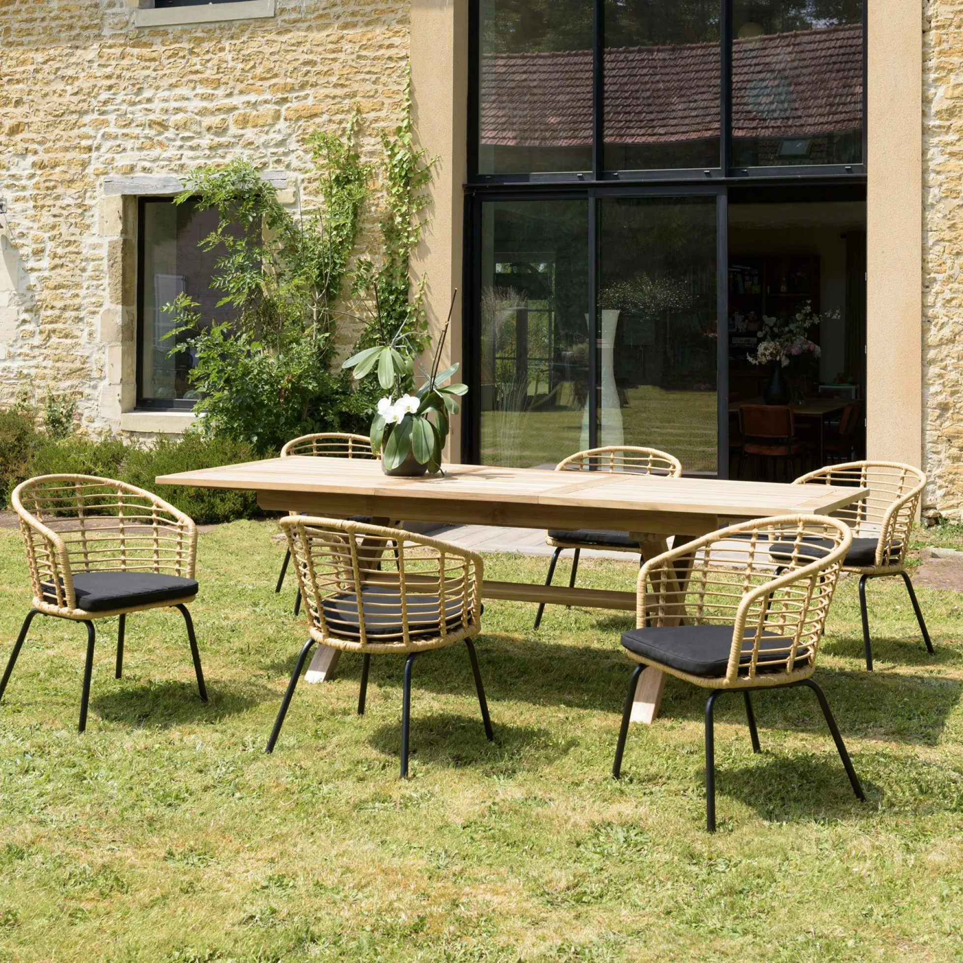 Fauteuil de jardin rotin synthétique ajouré couleur naturelle avec coussin noir (lot de 2) GIJON
