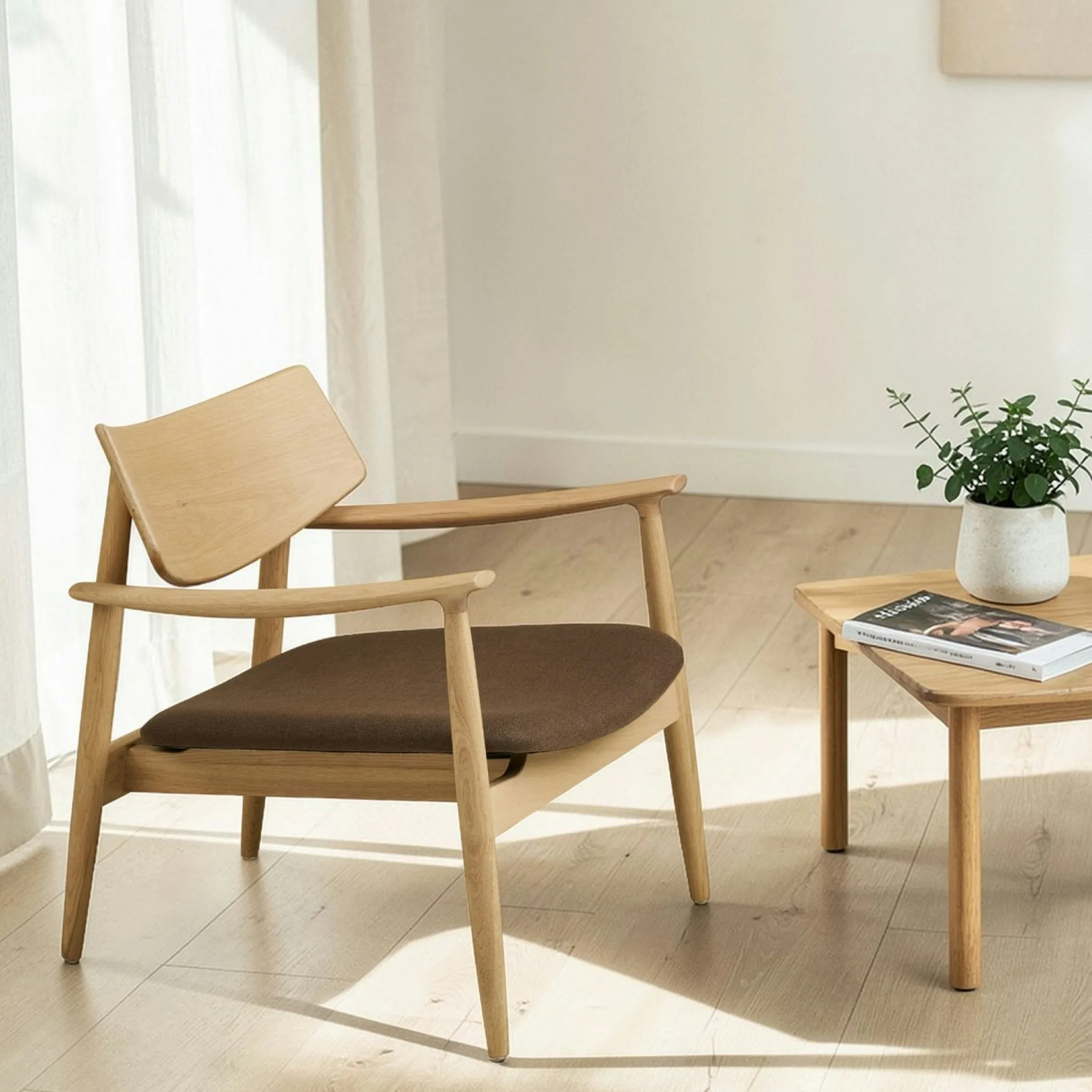 Fauteuil design scandinave en bois de chêne clair ROTTERDAM