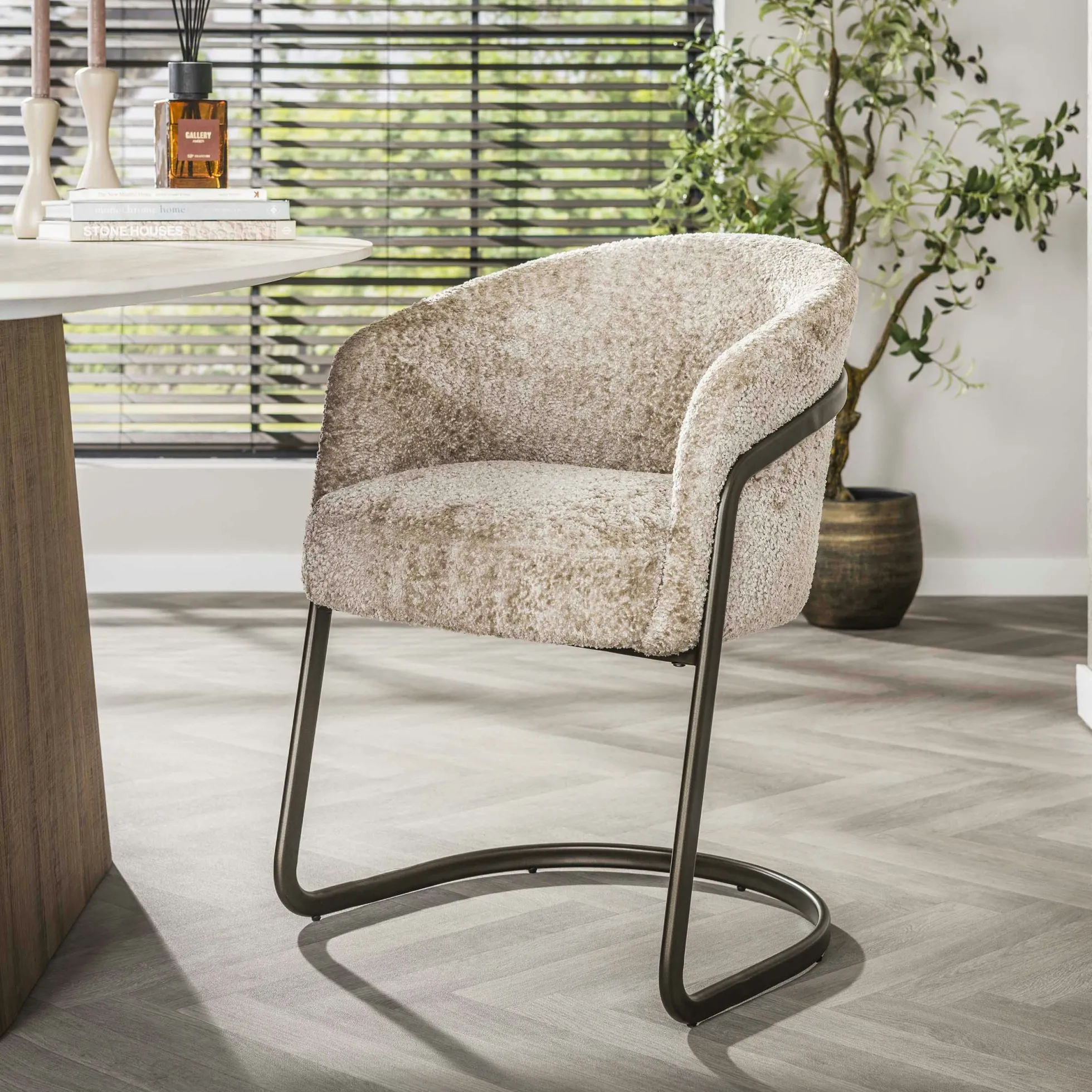 Fauteuil de table beige bouclette pied luge bronze (lot de 2) ASCOLI