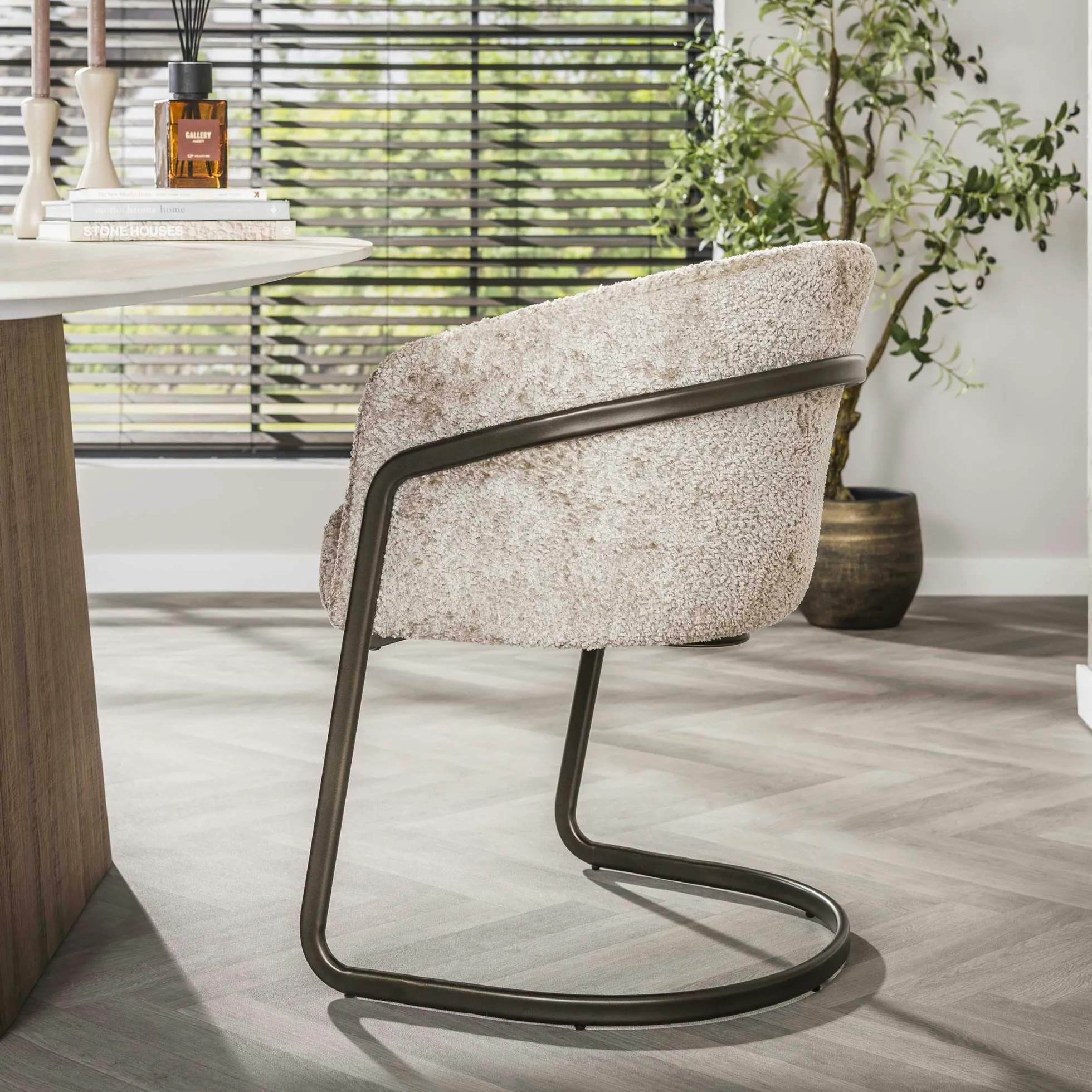 Fauteuil de table beige bouclette pied luge bronze (lot de 2) ASCOLI