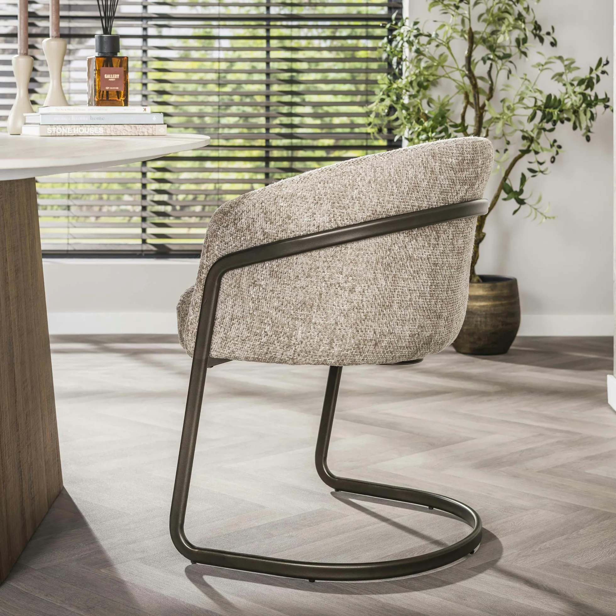 Fauteuil de table beige chenille pied luge bronze (lot de 2) ASCOLI