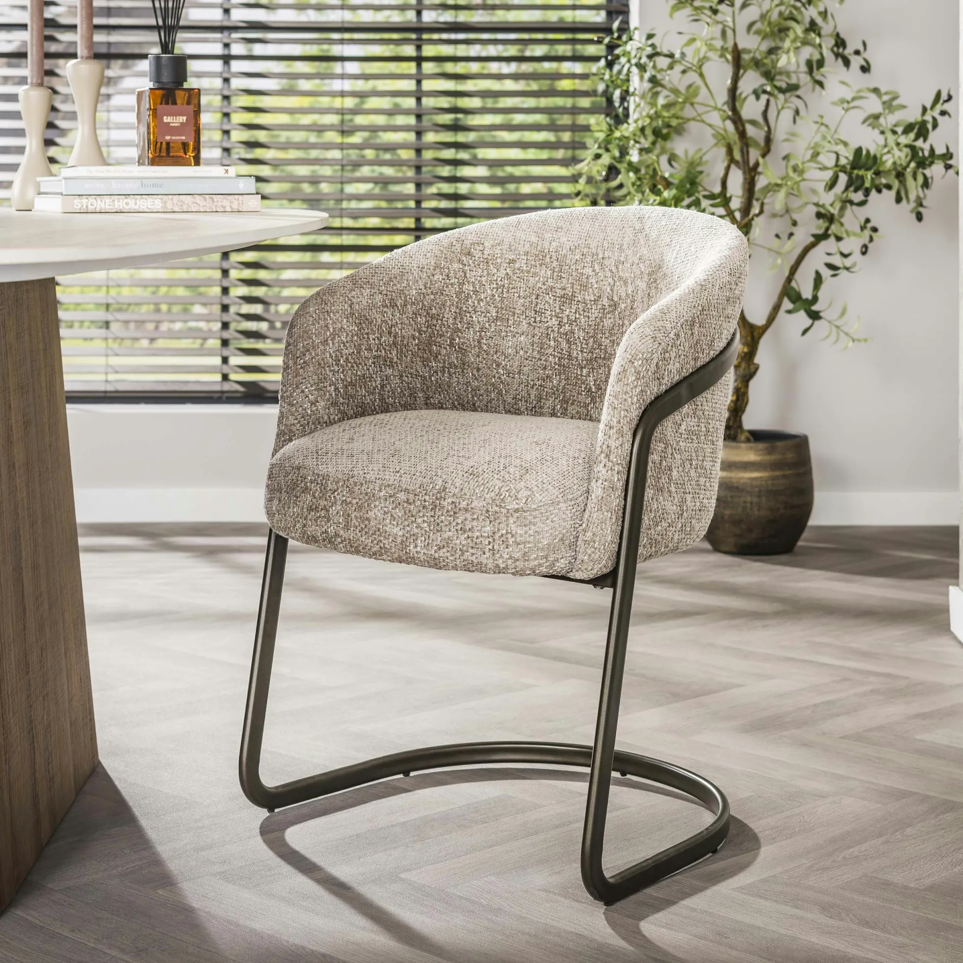 Fauteuil de table beige chenille pied luge bronze (lot de 2) ASCOLI
