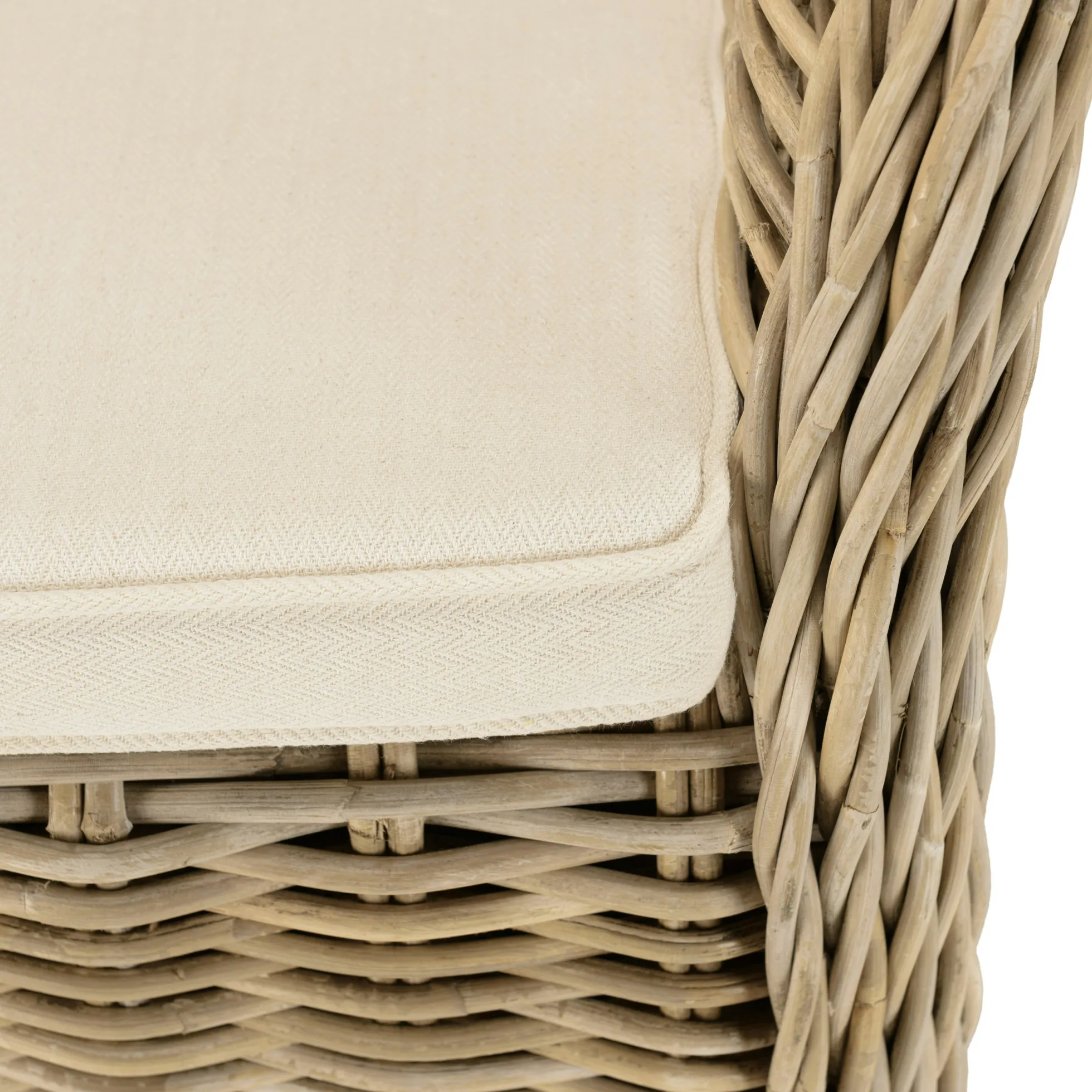 Fauteuil en kubu et rotin avec coussin blanc MANY