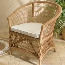 Fauteuil en rotin chic avec coussin blanc MANY