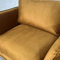 Fauteuil en velours ocre EPIKA